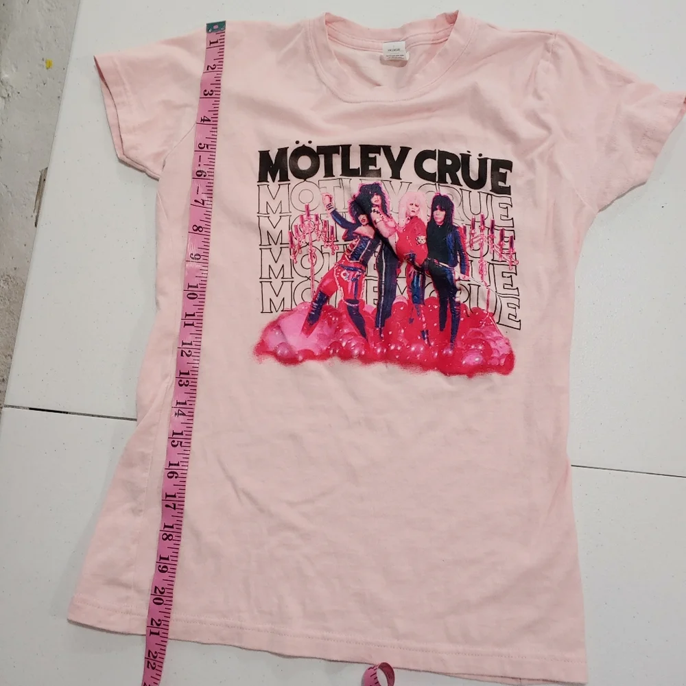 Mötley Crüe Women's Short Sleeve Pink Tee - Picture 5 of 14